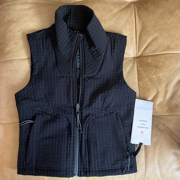 Lululemon BNWT- water repellent Fleece Lined hiking Vest- size 0 xs- black quilt - Picture 11 of 15